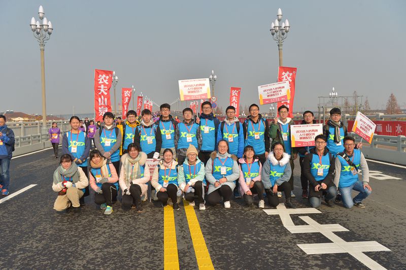校医院和校红十字会顺利完成“见证·新生——南京长江大桥通车50周年纪念跑”保障任务2.jpg